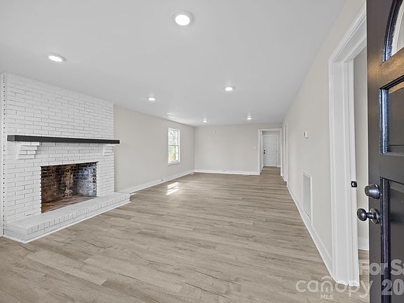 4th image of 511 E Trade St
