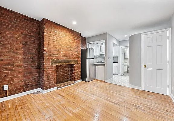 2nd image of 506 E 6th St APT 3FE
