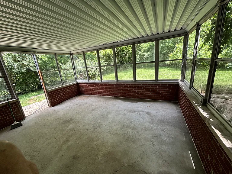 1506 Sleepy Hollow Rd — Photo 7