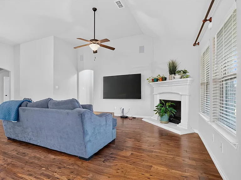 305 Acadia Ln — Photo 9