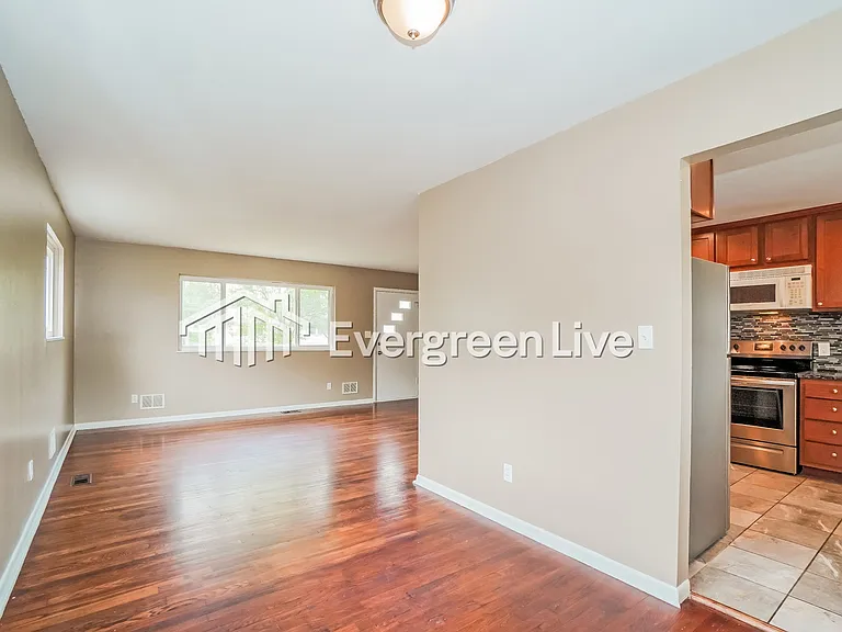 1452 Avenue Dr — Photo 6