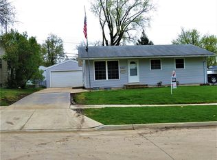 945 Hillview Dr, Marion, IA 52302