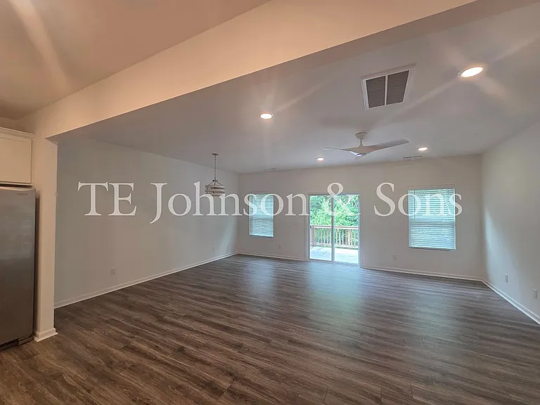 223 Latrobe Ln — Photo 9