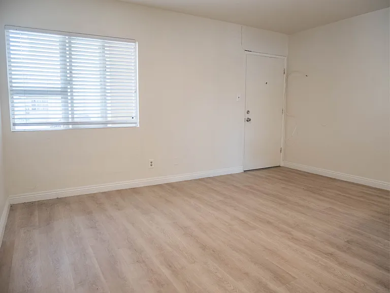 164333 Woodruff Ave #12 — Photo 2