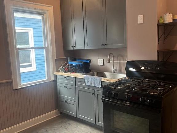 2nd image of 19 Hoyt St #4