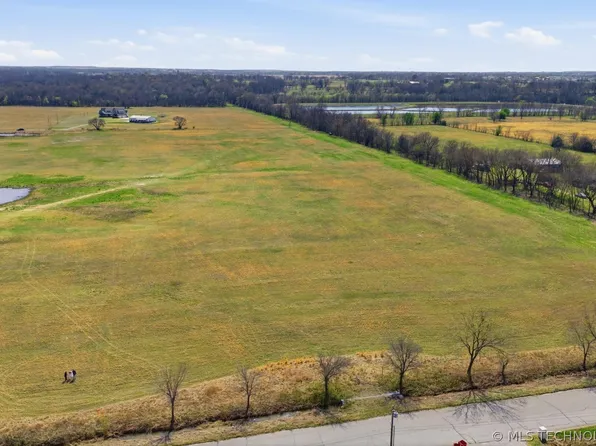 201 W St S, Mounds, OK 74047