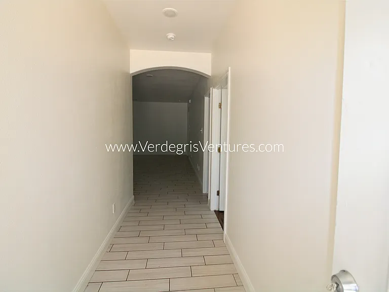 209 E Barron Ave — Photo 16