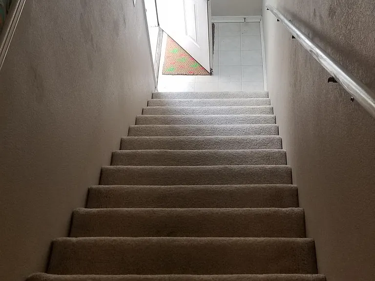 Stairs/entry