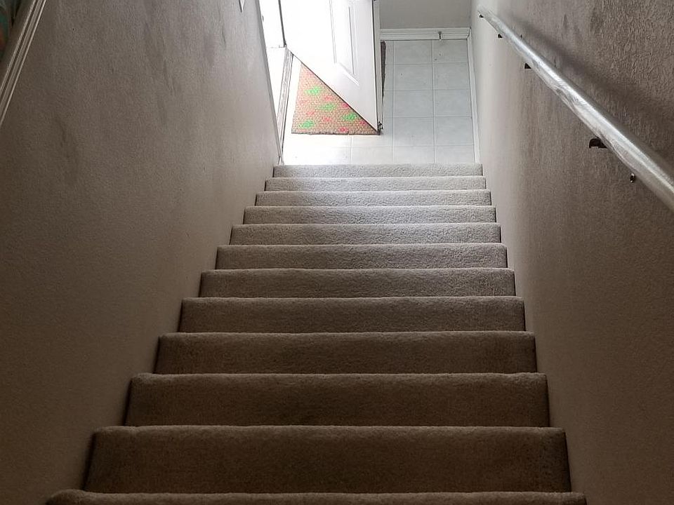 Stairs/entry