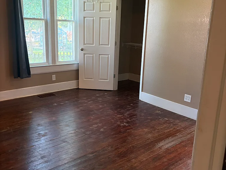 402 N Linn St — Photo 5