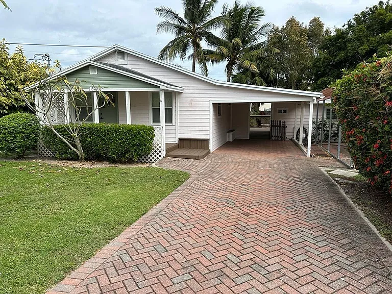 1329 NW Antoch Ave — Photo 1