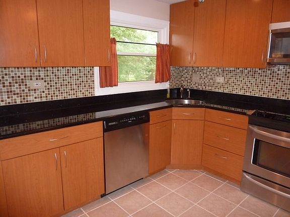 5th image of 515 Falmouth Ln