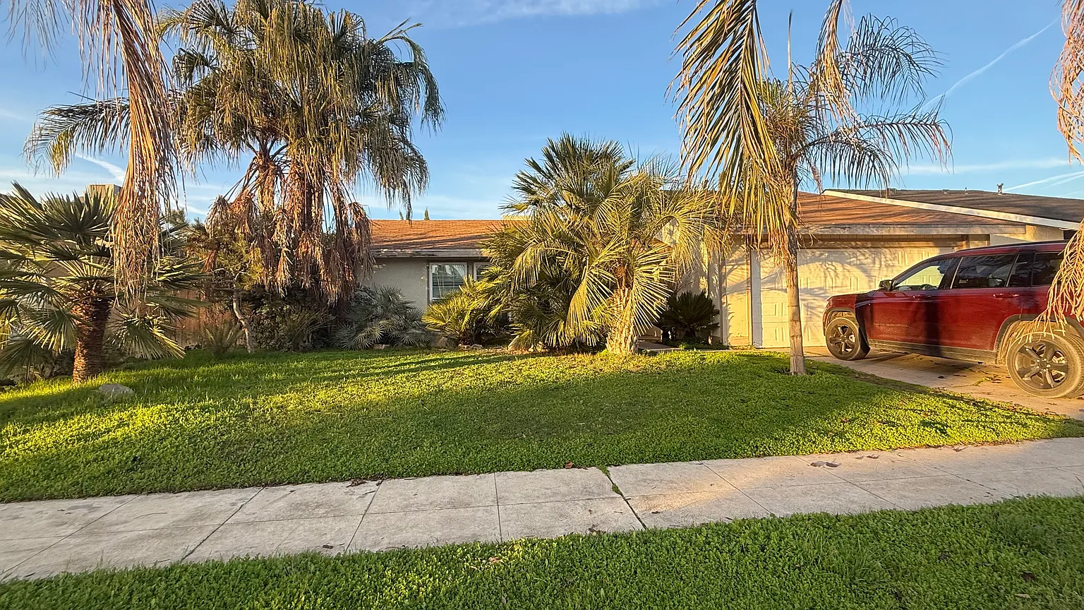 4877 E Geary St photo 1