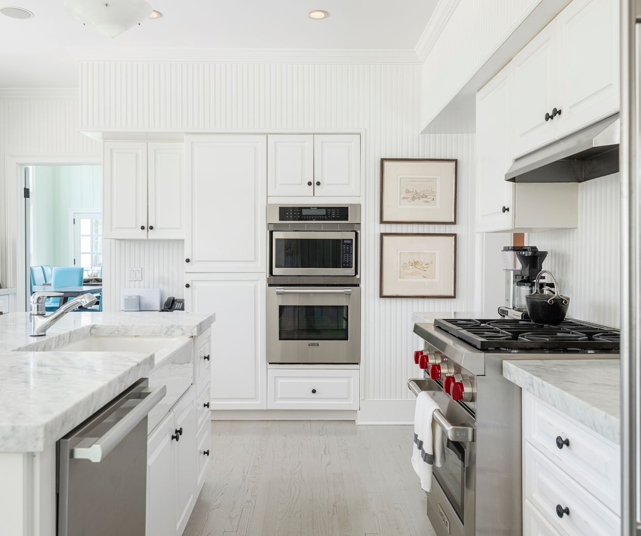  Eat-in Kitchen