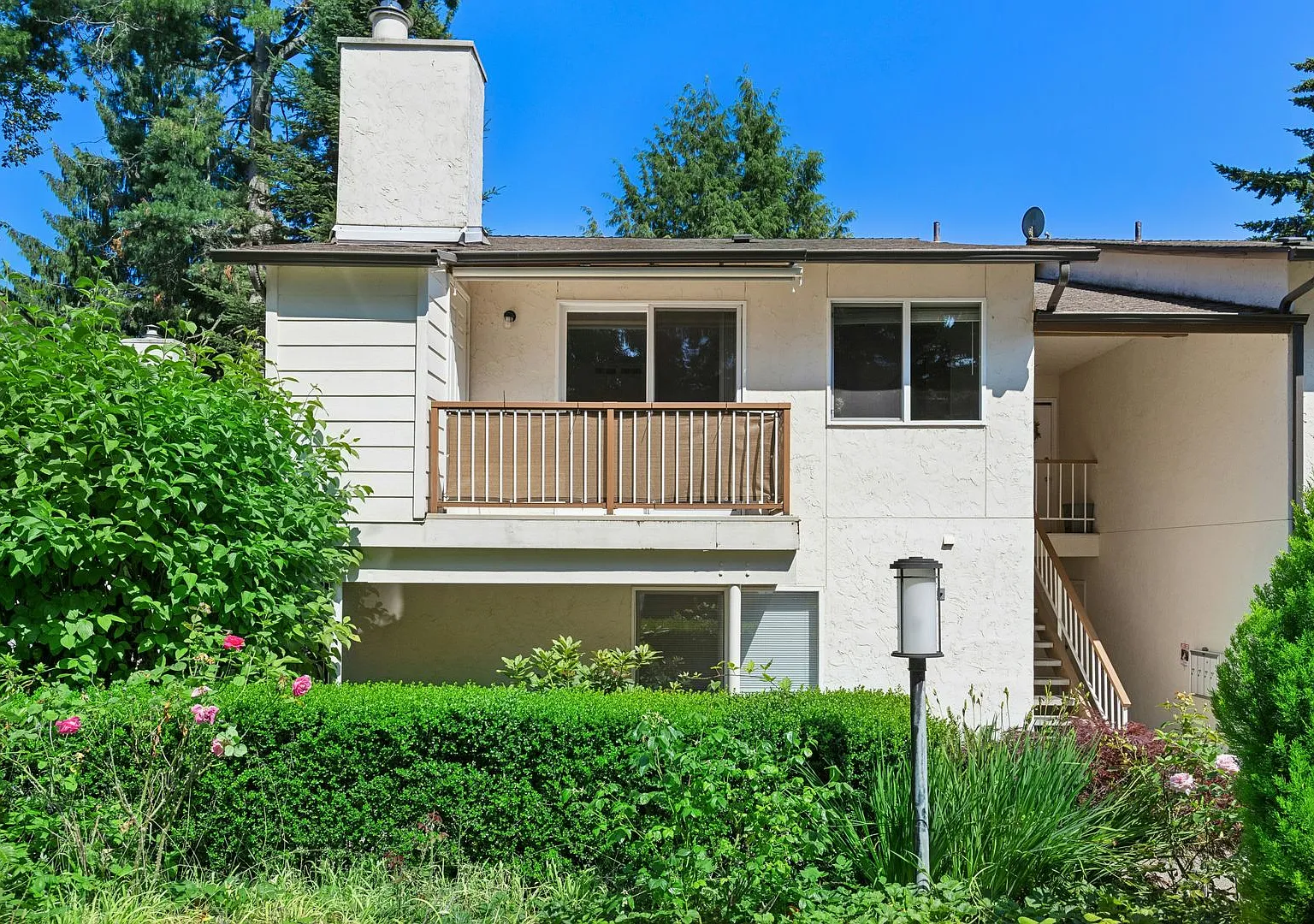 2bd/1ba Kirkland Condo — Photo 1