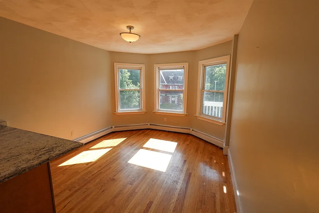 4 bed, 1.0 bath, 1400 sqft, $3,800 — Photo 3