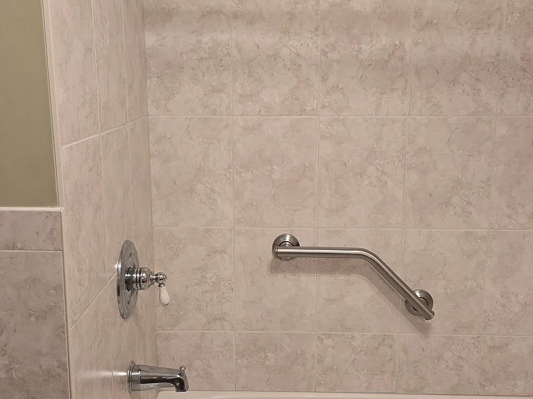 Deep tub in the main bathroom
