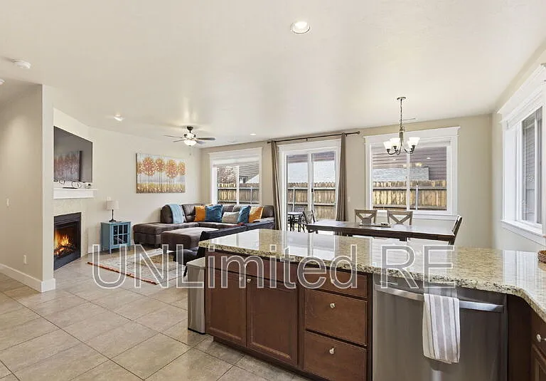 2907 W Presidio Dr — Photo 8