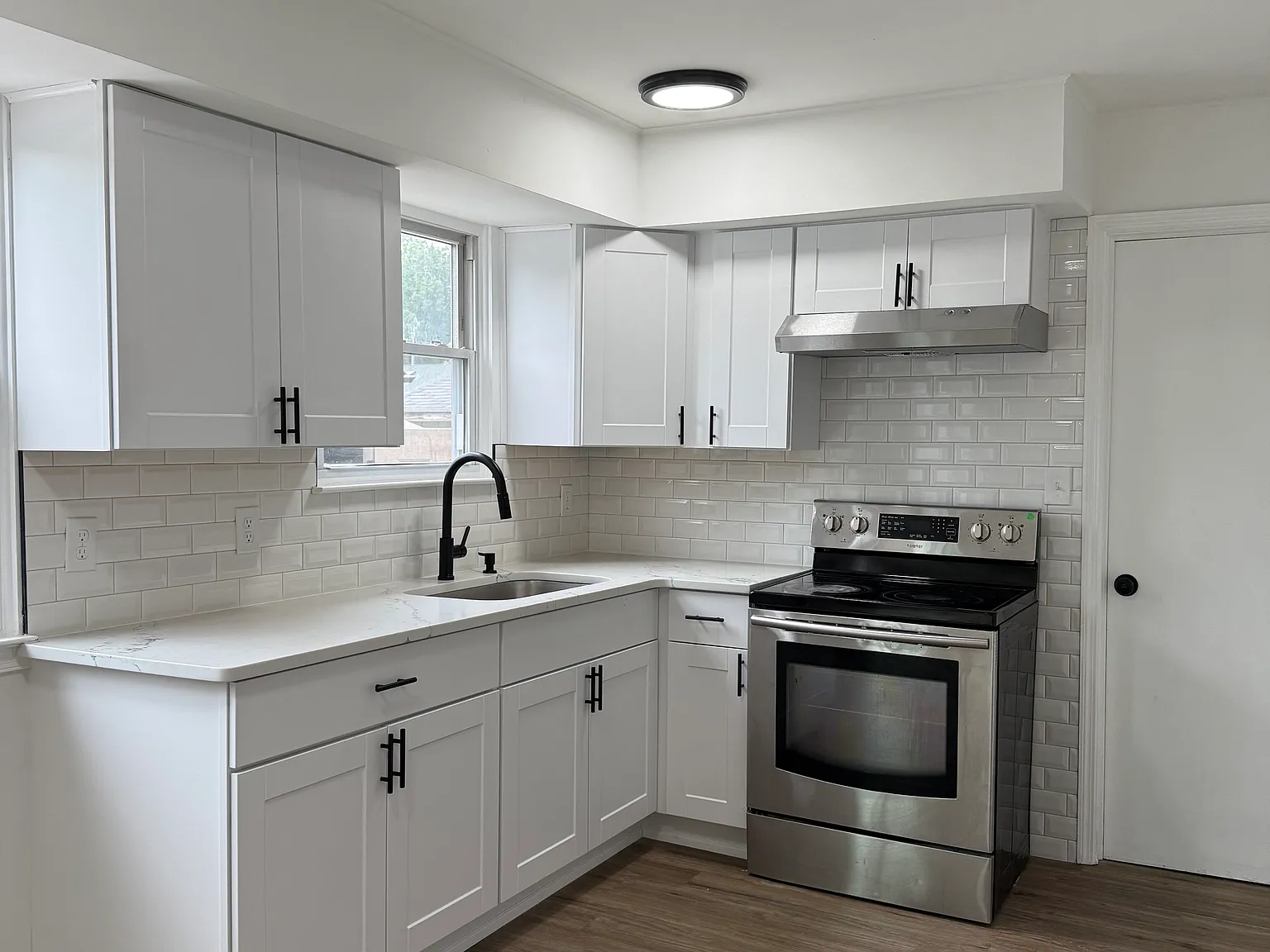 3 bed, 1302 sqft, $2,700 — Photo 1