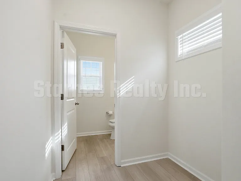 808 Pullman Loop — Photo 12