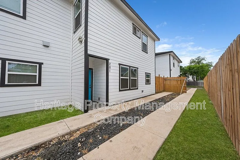 2 bed, 2.5 bath, 1000 sqft, $1,325 — Photo 2