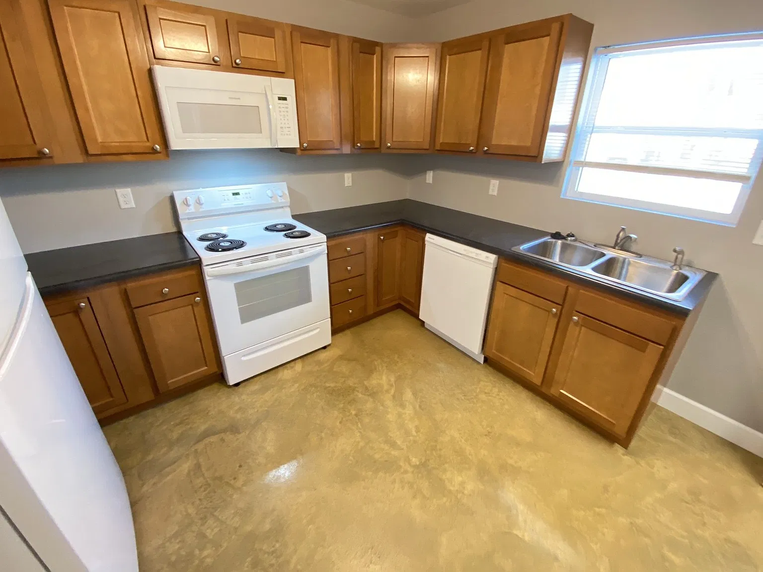 3 bed, 2.0 bath, 1215 sqft, $1,350 — Photo 2
