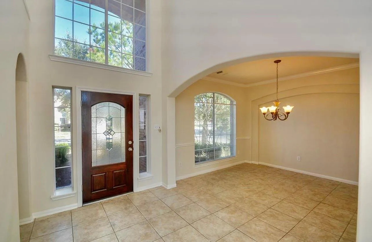 4 bed, 3.5 bath, 2712 sqft, $2,800 — Photo 2