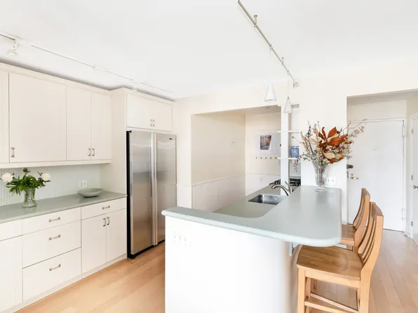 225 East 57th Street 8LS image 3 of 10