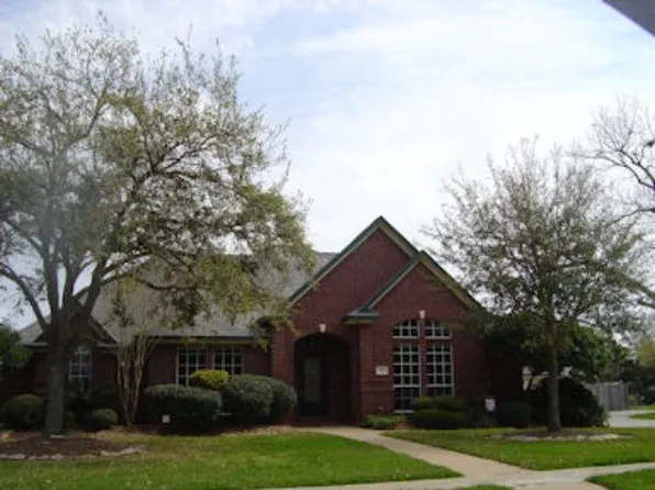 67 Rosewood St, Lake Jackson, TX 77566