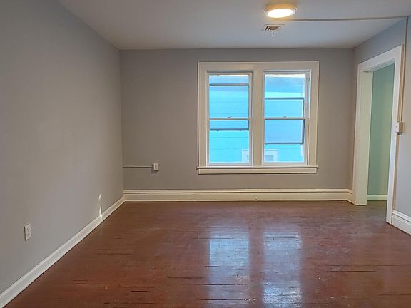 3rd image of 201 W Parmenter St Floor 1