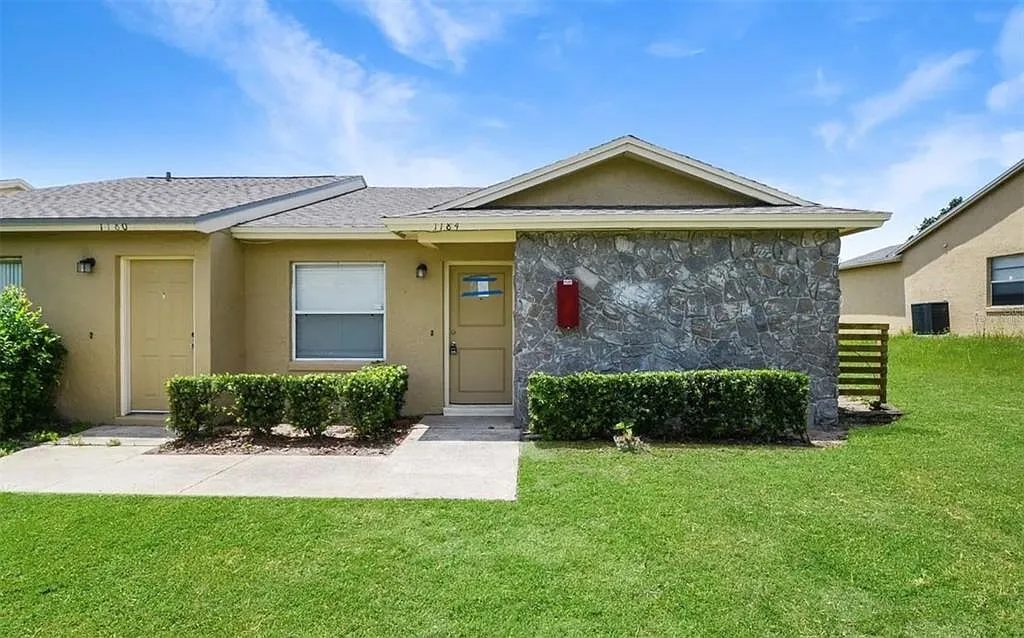 3 bed, 2.0 bath, 1106 sqft, $2,000 — Photo 1