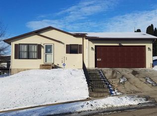1621 Donovan Dr, Dubuque, IA 52002