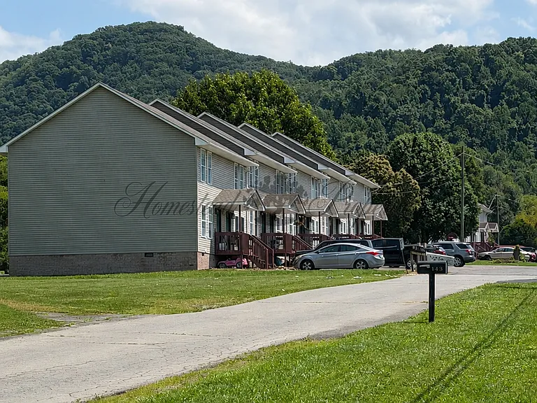 151 Crestview Dr — Photo 1