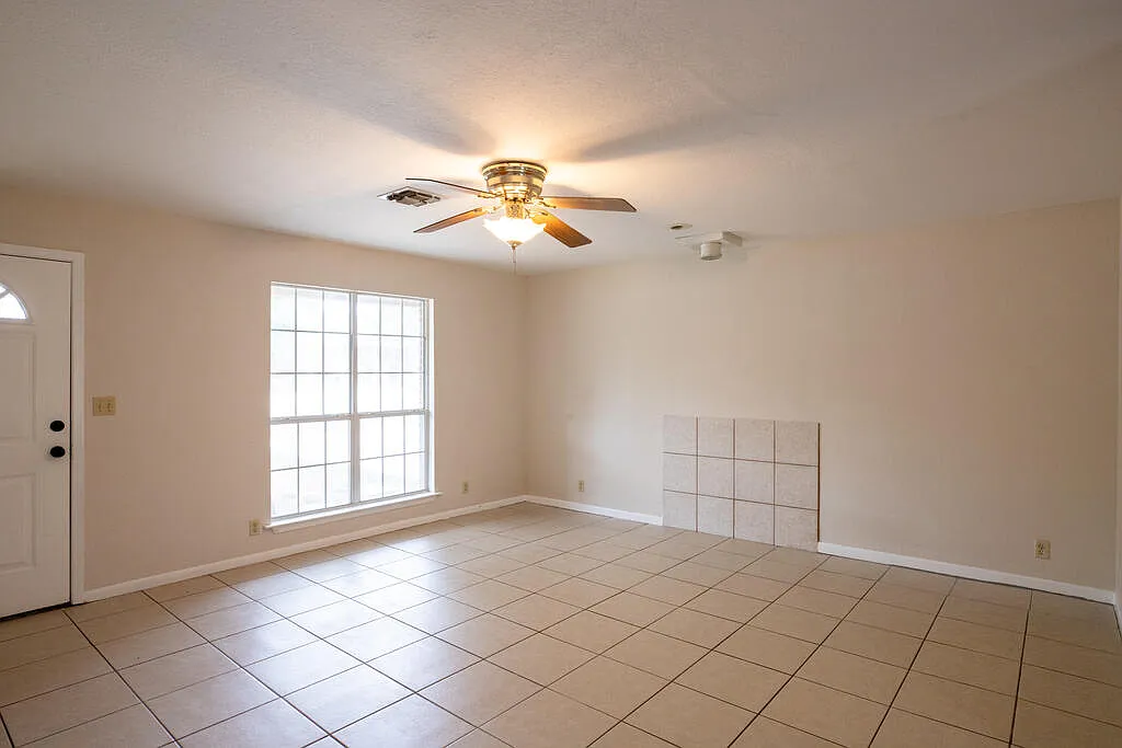 3 bed, 1309 sqft, $2,300 — Photo 4
