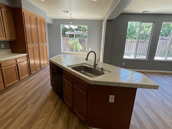 5th image of 652 Pioneer Ave
