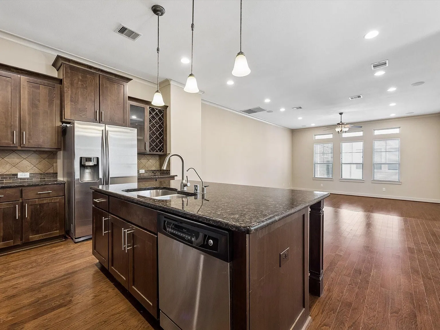 3 bed, 3.5 bath, 2035 sqft, $3,100 — Photo 4