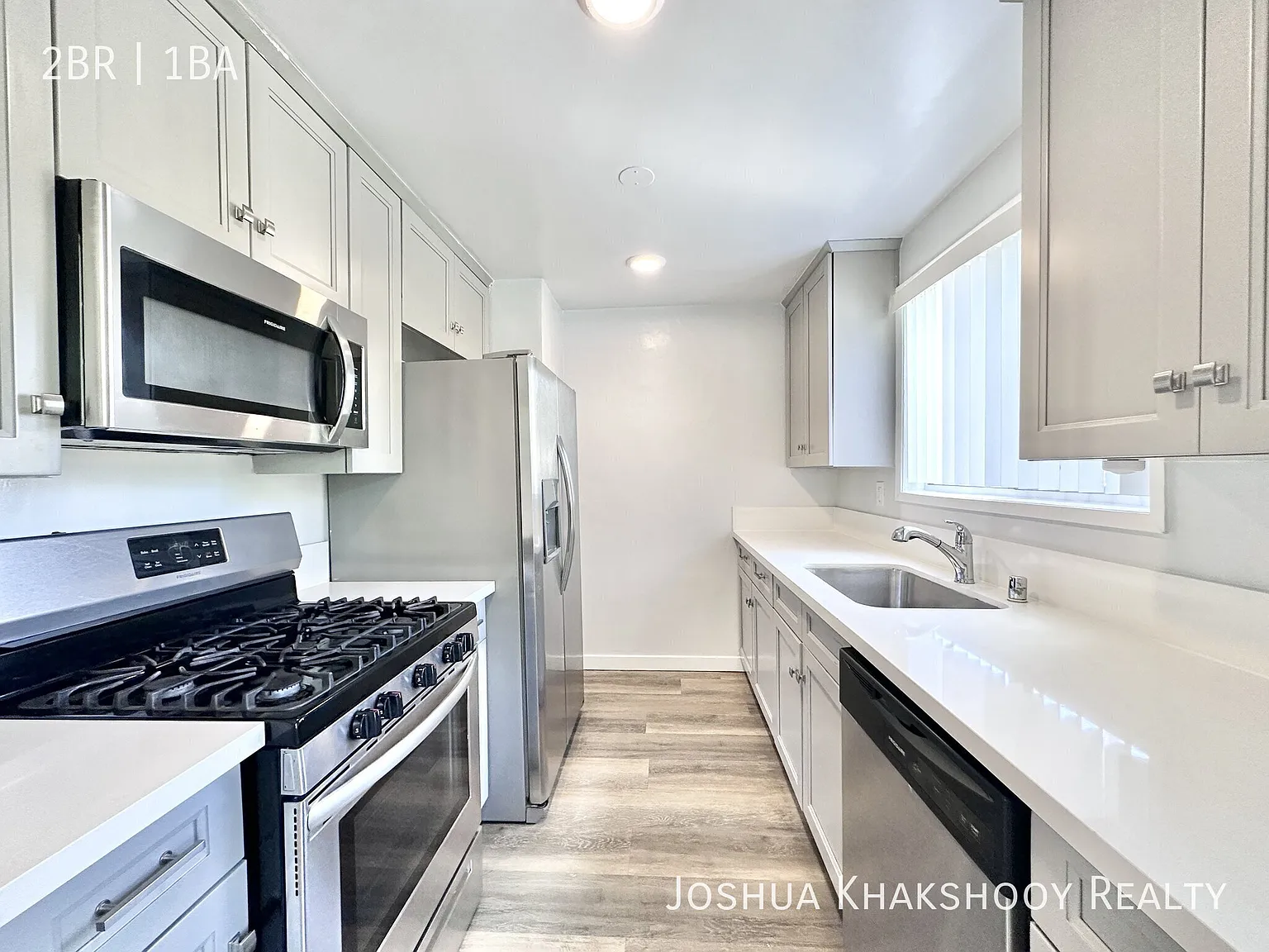 752 N Hayworth Ave — Photo 3