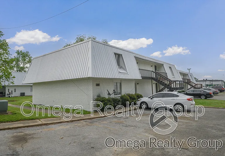 Camelot Apartments — Photo 15