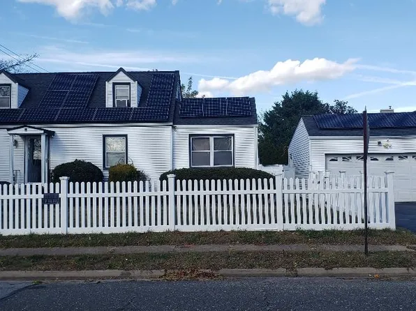 12 Enness Avenue, Bethpage, NY 11714