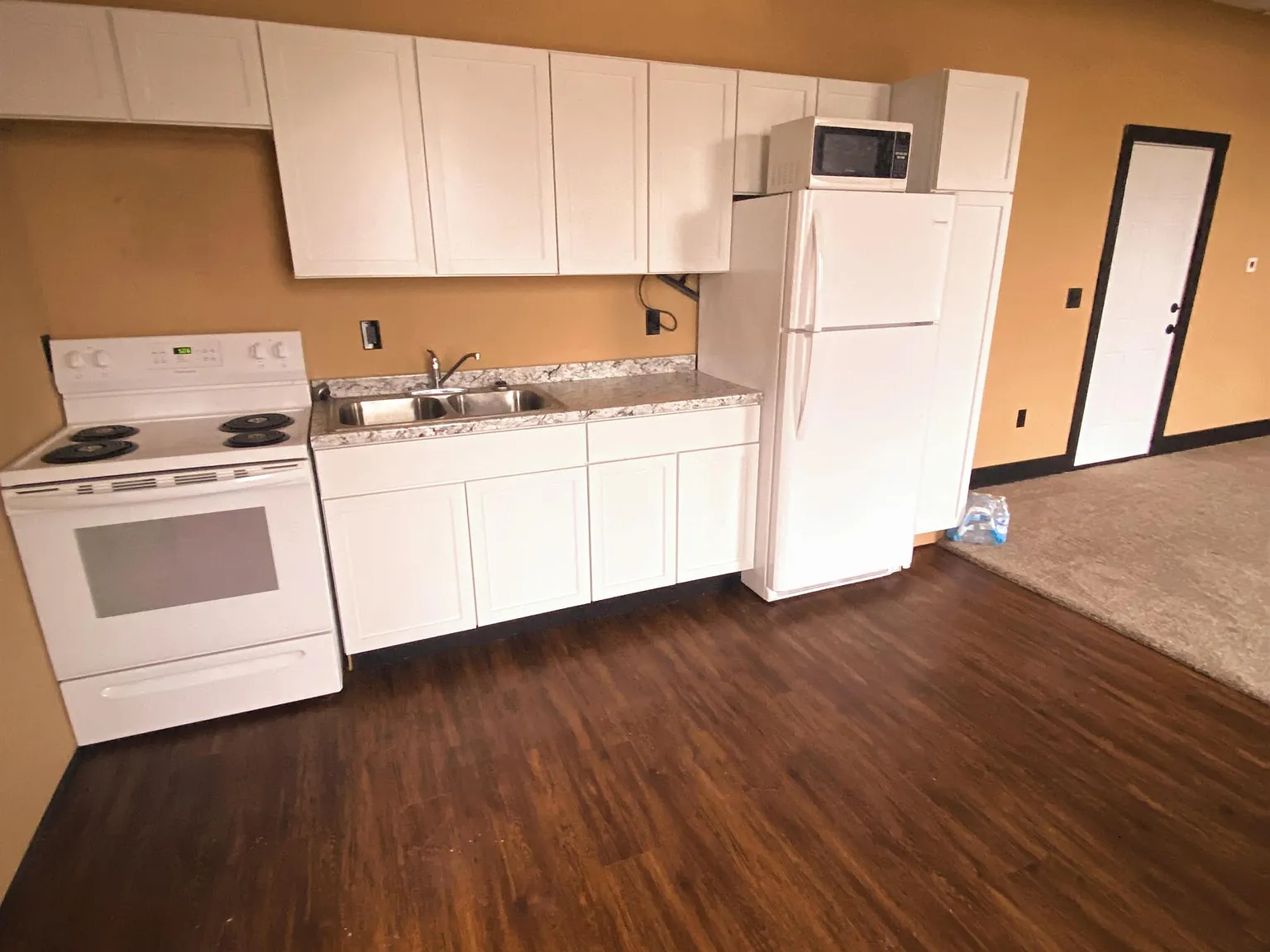 325/329 Steele Street/414 4th Street - Apt 2 — Photo 3