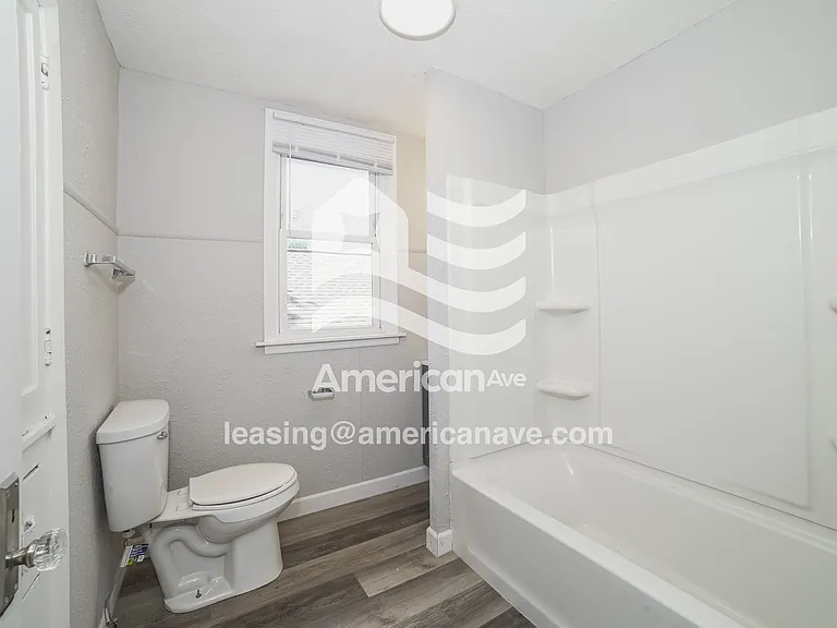 1656623_013_bathroom_12771416.jpg