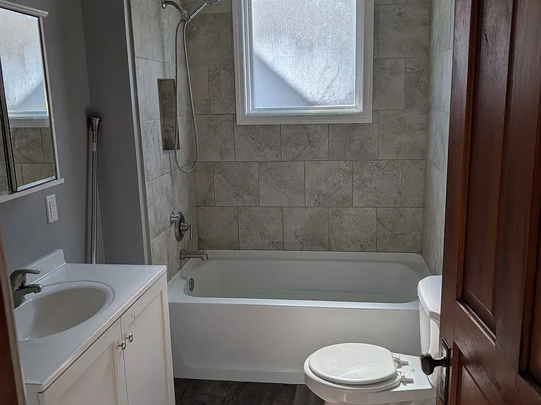 536 W 5th St — Photo 11