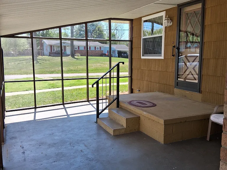 233 N Meadowlark Dr — Photo 2