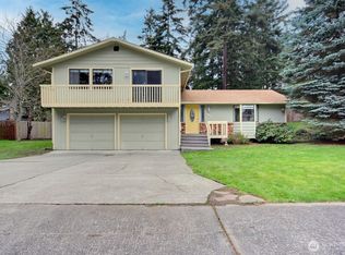 1562 SW Putnam Dr, Oak Harbor, WA