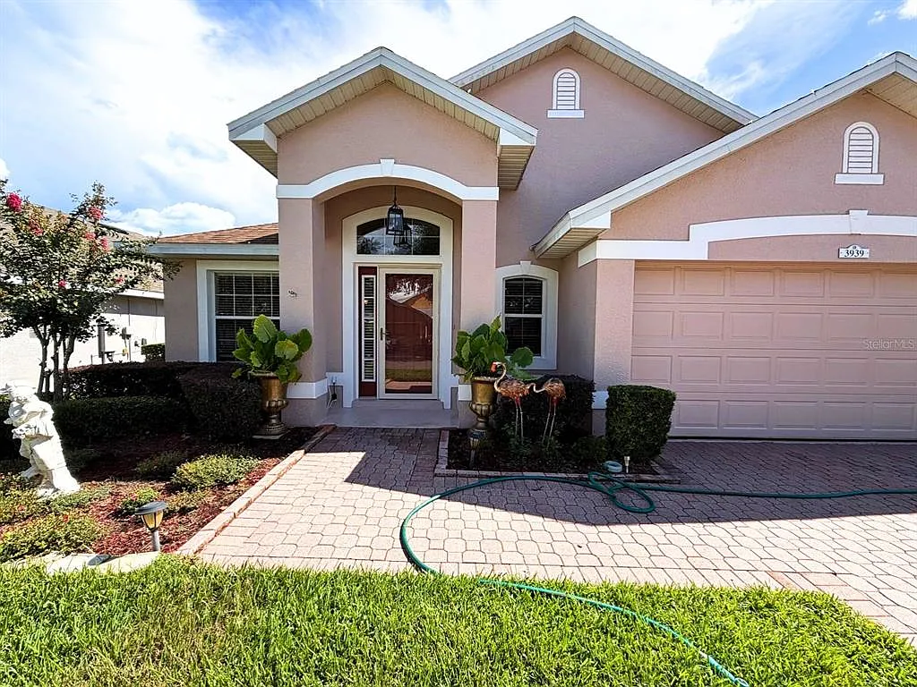 3 bed, 2.0 bath, 1831 sqft, $2,000 — Photo 2
