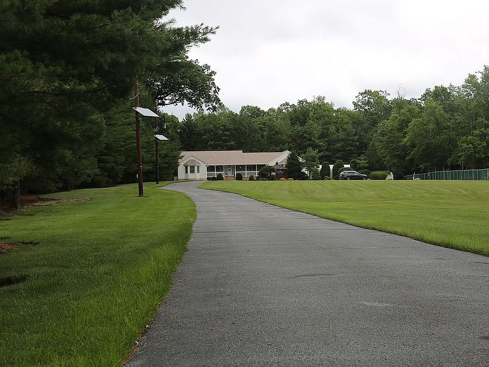 2nd image of 218 Bennetts Ln