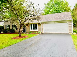 35 Sedgwick Rd, Oswego, IL 60543