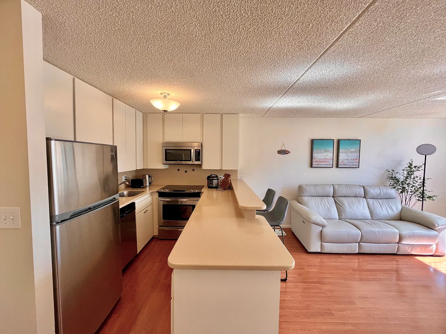 411 Hobron Lane #1611- Agent: Hedi Barrett - 1 — Photo 2
