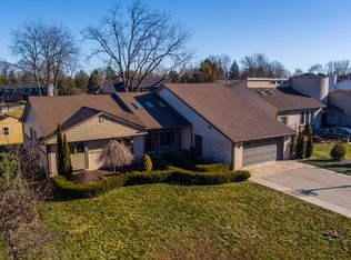 5833 Naneva Ct, West Bloomfield, MI 48322