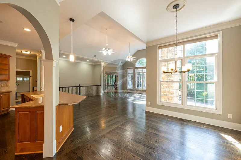6 bed, 5.5 bath, 7154 sqft, $6,750 — Photo 3